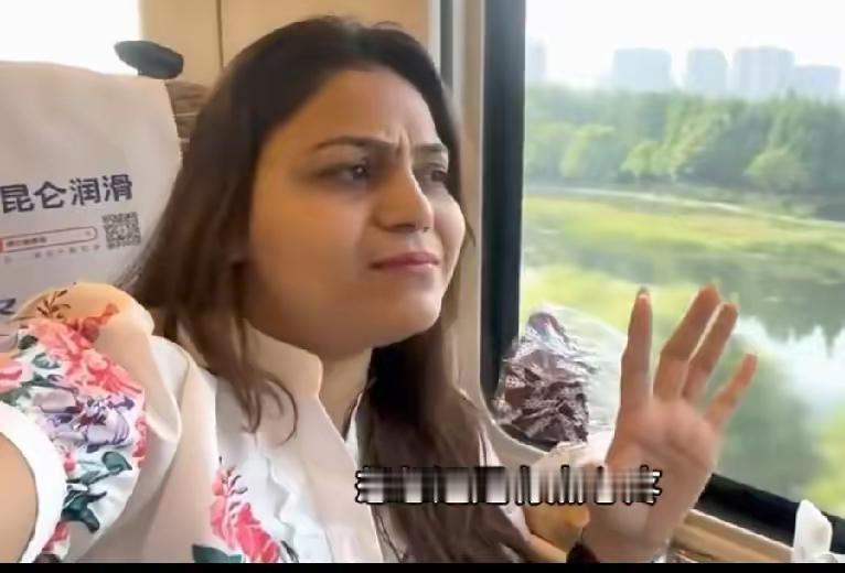 一名印度女子来到中国乘坐高铁，可是她的位置不是在靠窗边的，于是她趾高气昂的找到一