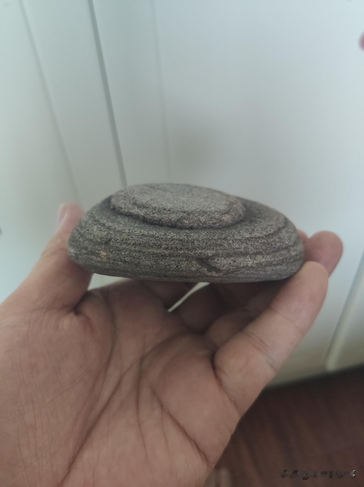 我这个人有一个爱好，就是出去走走的时候，喜欢捡一些自己喜欢的石头带回家里进行收藏