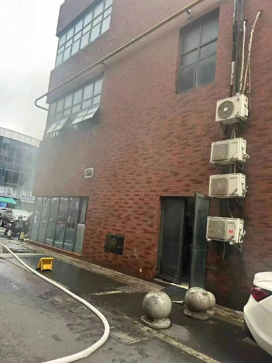 昆山这3位救火英雄，谁认识？

前几天，昆山开发区微山湖路一家餐馆的厨房突然着火