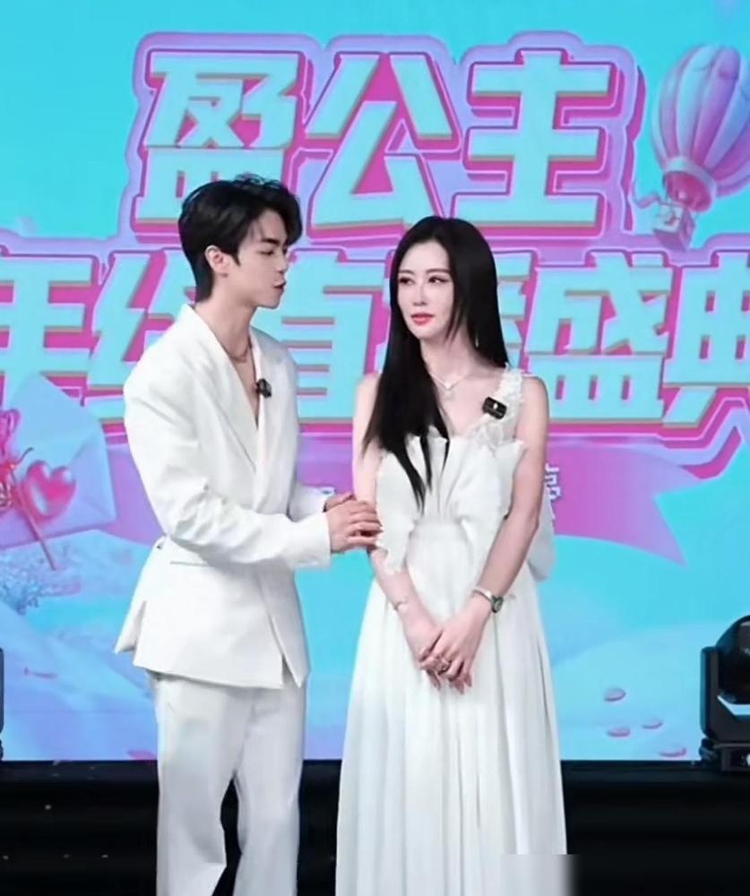 我预测：盈公主和迪纳尔应该会在一起，而且应该很快的，不信等着看哈。

在年终直播