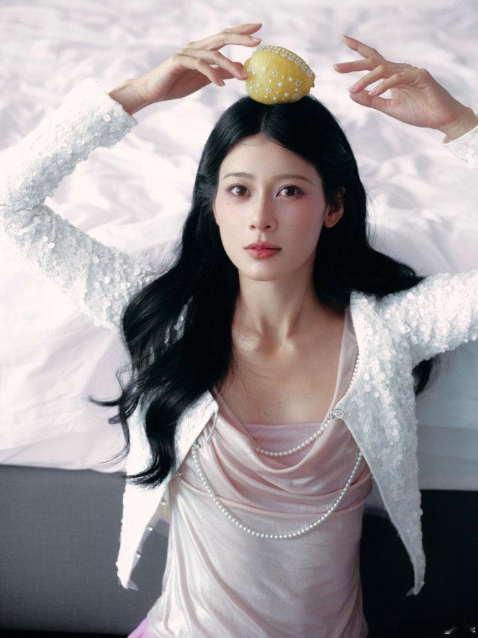 赵昭仪：来看我的粉丝，必须吃好喝好！粉丝：收到！但真的装不下了！ 