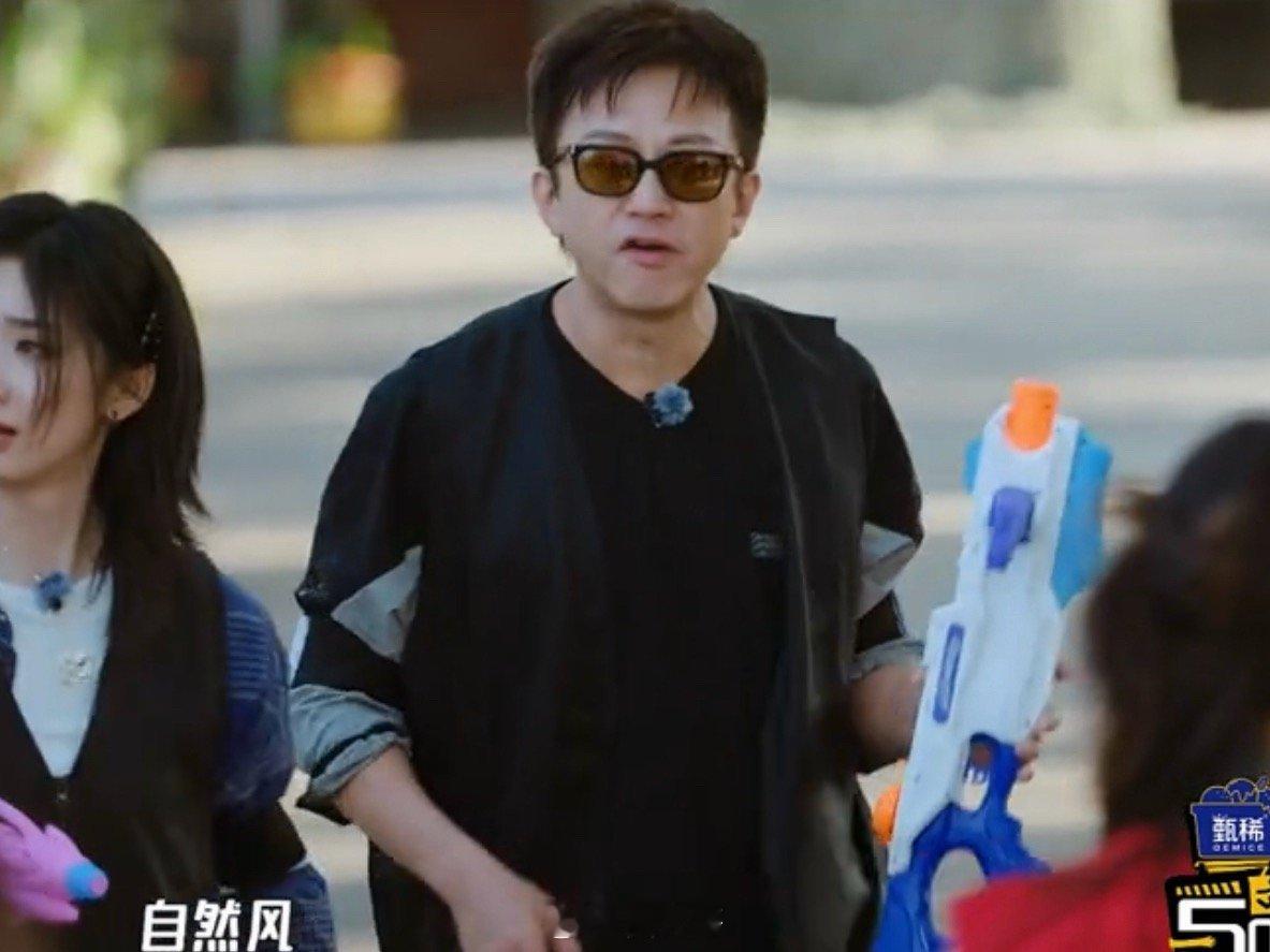 马頔觉得自己不干净了邓超还记得自己说过的话嘛，上一秒还在调侃现在游戏都玩这么大嘛