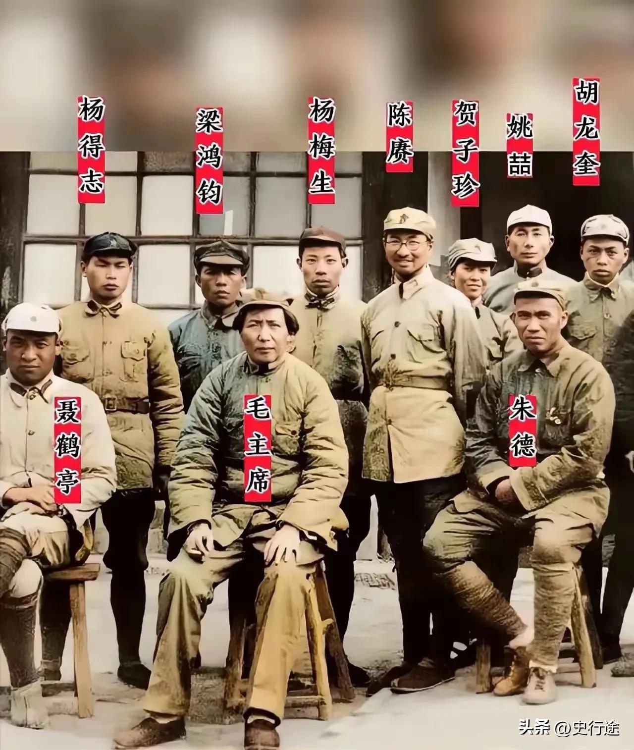 大将陈庚都在站着，坐着的只有三个，毛主席，朱总司令都认识都了解，
这个聂鹤亭是什