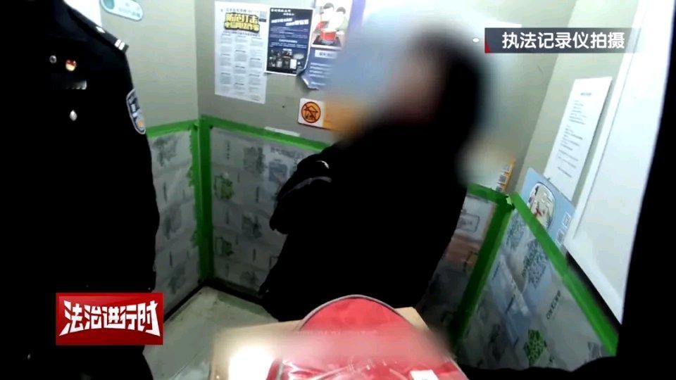 北京警方刑拘1名女子：一人饰双角，戏演得真过瘾据了解，这位女子的“双角”扮演堪称