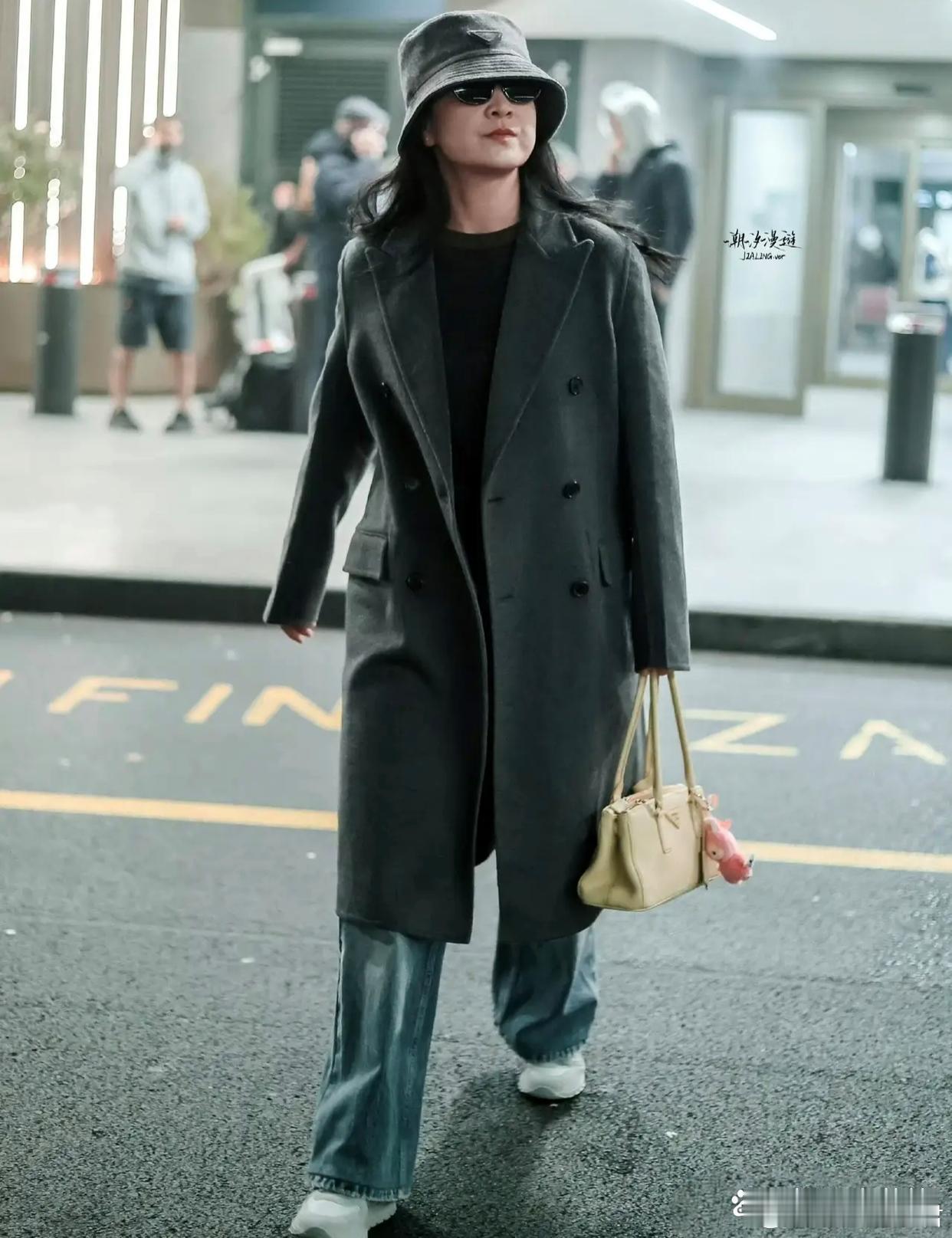 贾玲好瘦啊1月17日，演员贾玲现身机场，准备出席米兰时装周，打扮的非常时尚。 