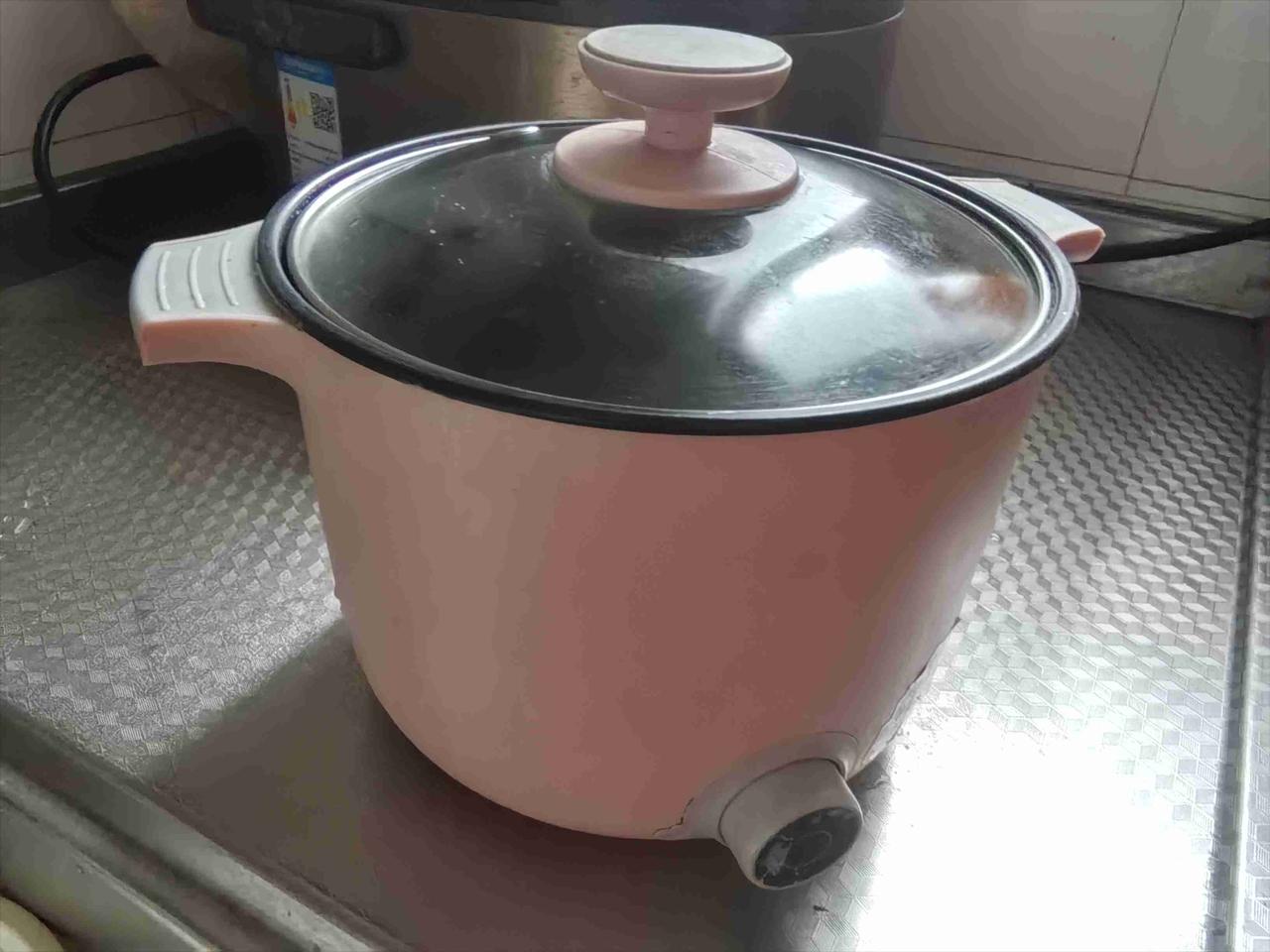 早上起来，准备和往常一样煮点粥吃吃，刚插上电，却听到“滋滋滋”的声音，再一看，冒