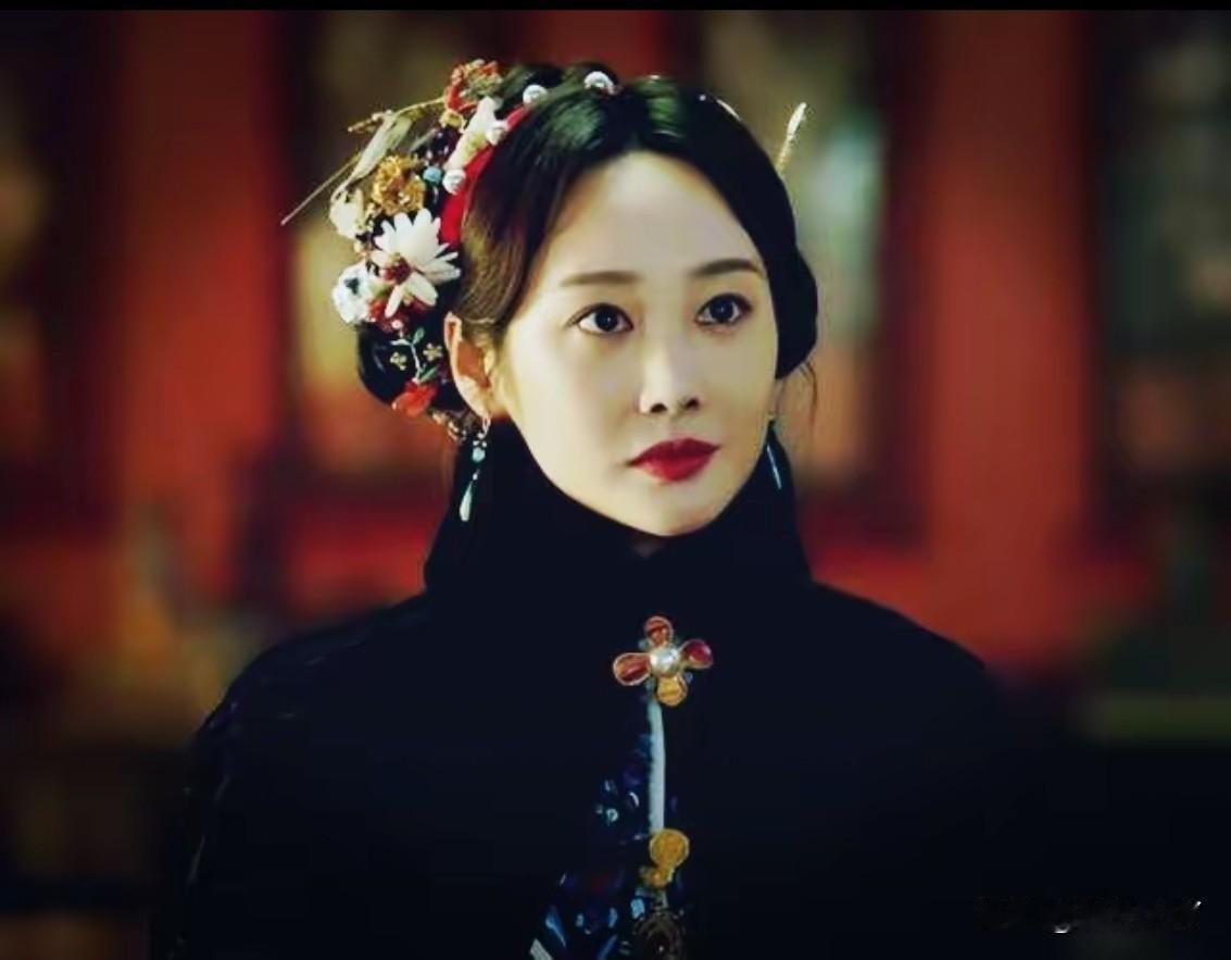 我一直对苏小姐有疑问，为什么她有那么多银子、珠宝，还能黑白通吃，最后知道了。
原