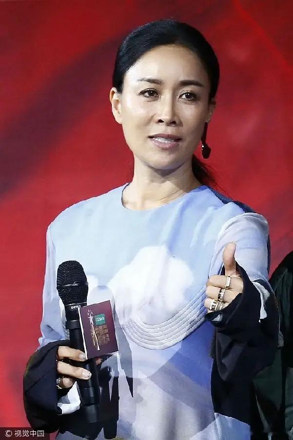 杨坤哭了歌手2026，第一期淘汰了哈林，后面又淘汰了主持那英，这期又把杨坤给赶走