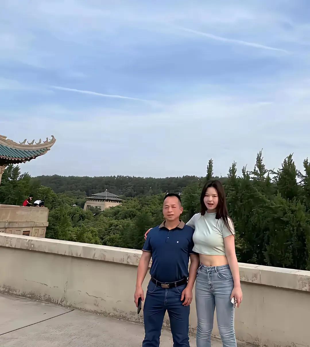 爸爸这身高能生出个这么高大个的女儿，这你们敢信？[what]