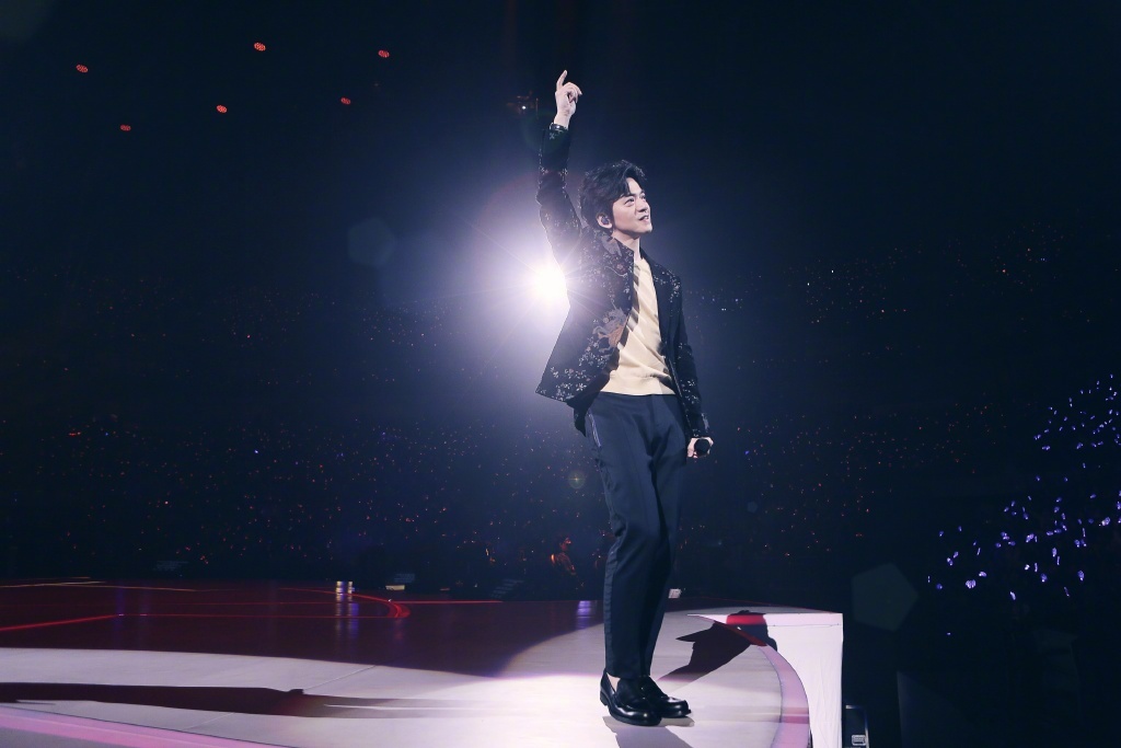 #李健万物安生时巡回演唱会#李健的演唱会真的是万众瞩目，没想到这么多人都在等李健