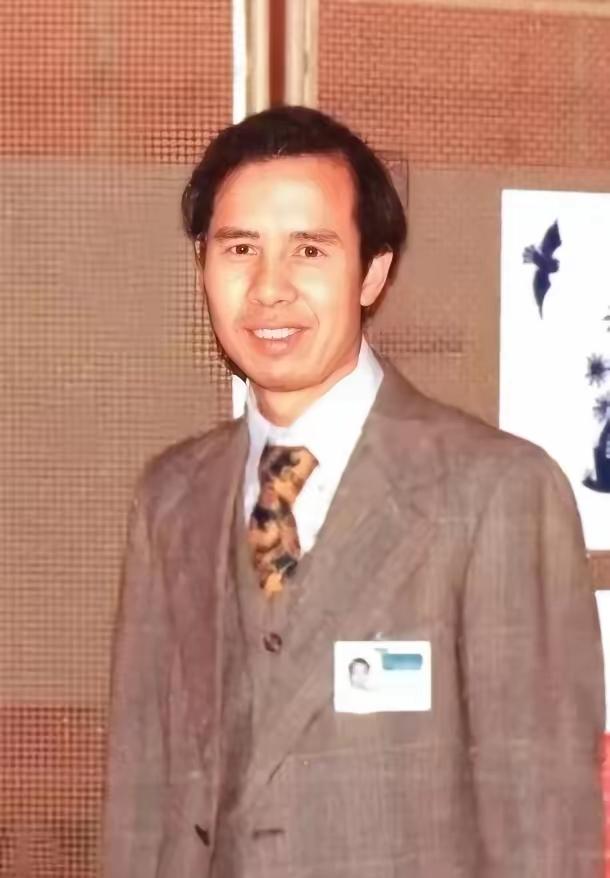 1985年11月，我国外交官何存峰乘坐美国客机飞往纽约，在飞行途中，何存峰去了一