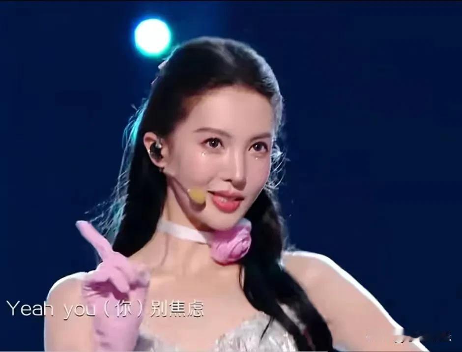天啊！这是谁，好辣眼睛……
刘逸云，程潇边唱边跳，舞蹈劲爆。她们合力打造《姐姐妹