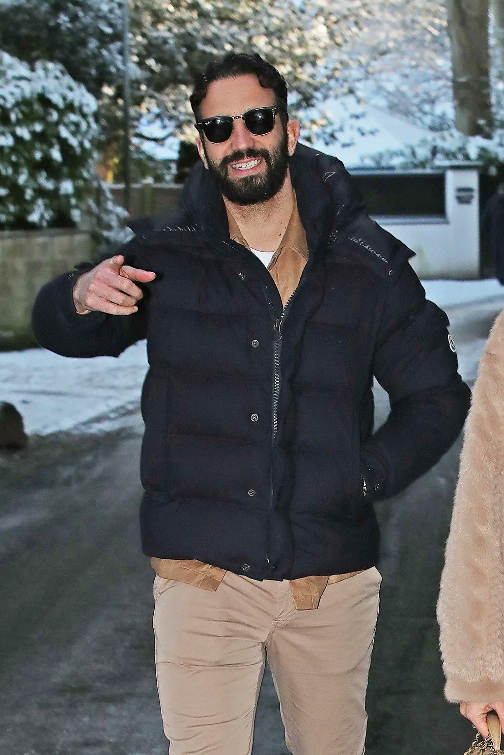 【阿莫林年轻20岁】从曼联下课的阿莫林被记者拍到和妻子一同离开柴郡的住处，阿莫林