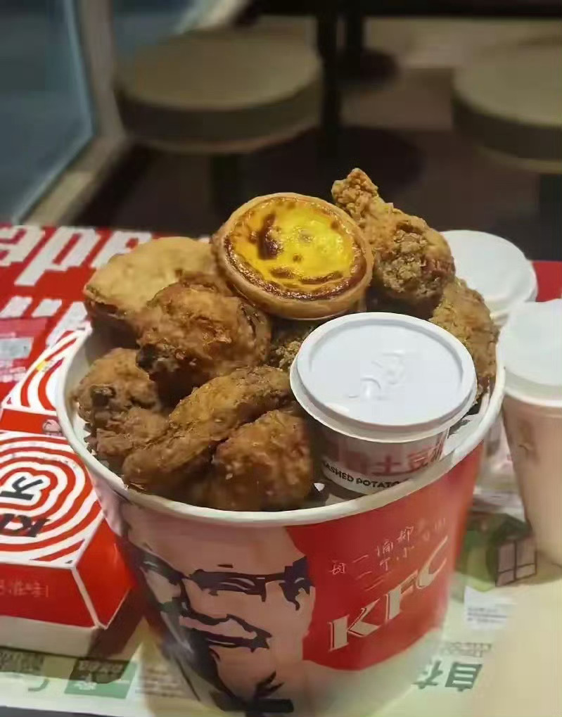 小时候以为肯德基全家桶，是全家人一起吃这一个桶。长大了才发现这一桶是鸡的全家，一
