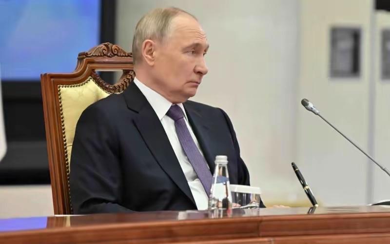 托卡耶夫这次在圣彼得堡的表态确实让现场气氛变得微妙。他当着普京的面提出两条建议，