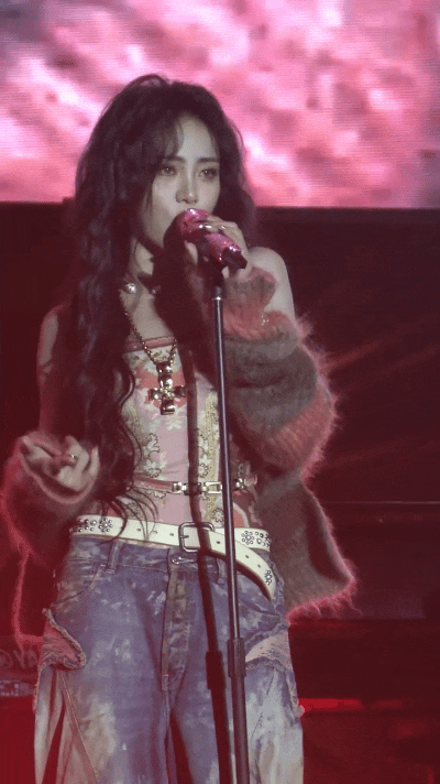 爱奇艺还是没有放过我本想划走预告片，却被大娟的歌声定在原地，看着希林、徐艺洋、谢