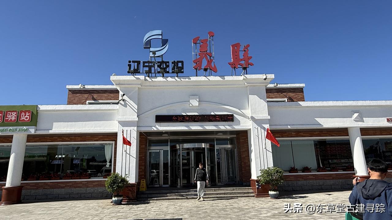 赴辽西寻辽代遗珍。奉国寺大雄殿，七尊大佛静静端坐，大木构架历经千年不倒；崇兴寺双
