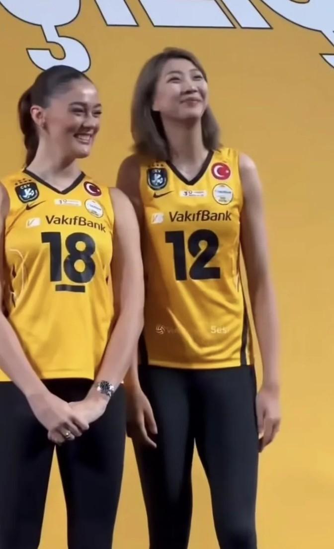 袁心玥最近被不少网友吐槽，但她好像没啥感觉。可能是因为她身高出众，平时就给人一种