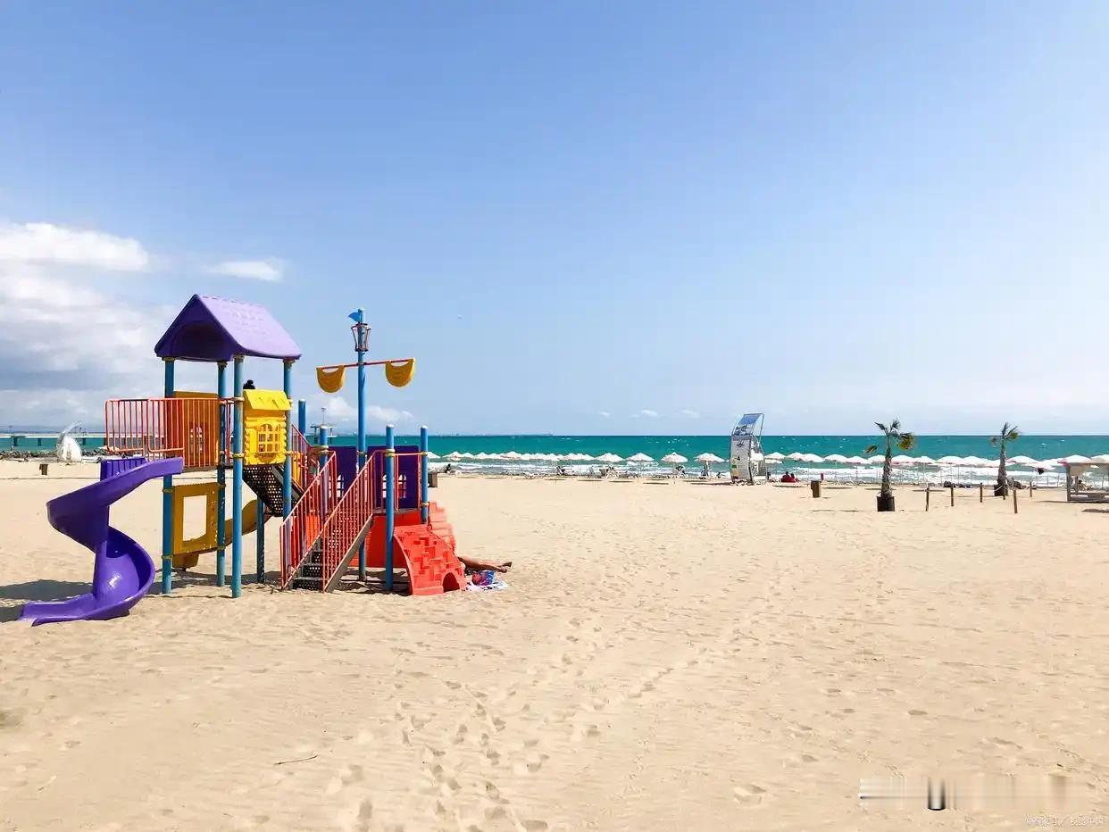 夏日生活打卡季在夏日里，可以尽情享受阳光和海滩，感受海浪拍打在脚上的清凉。