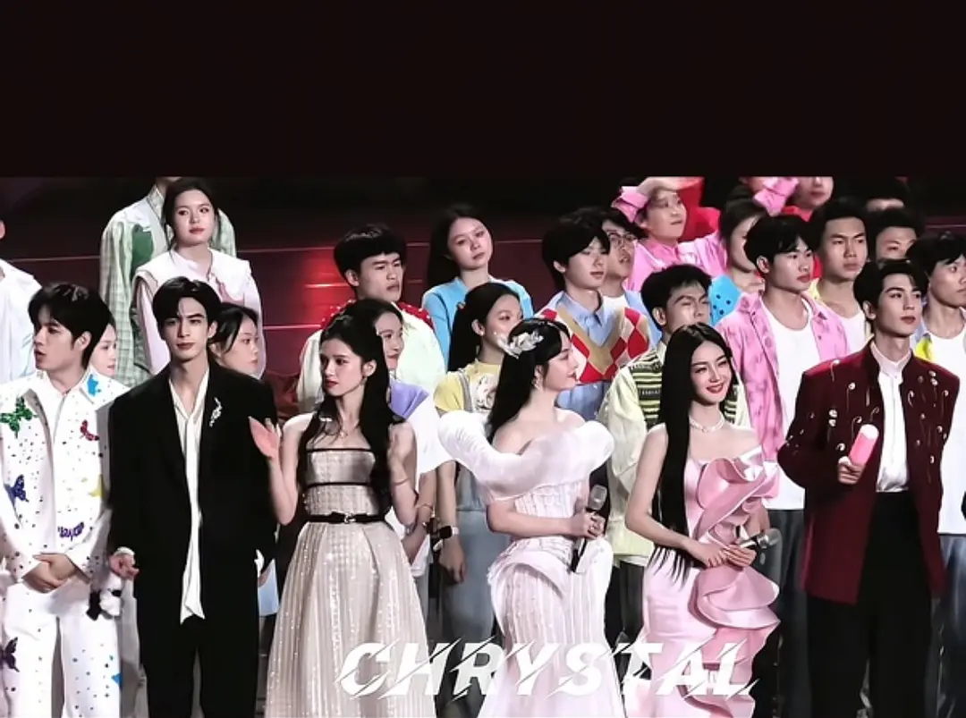 星光大赏+跨年夜，张凌赫宋威龙第一次和最近一次无滤镜真同框，谁赢了? 