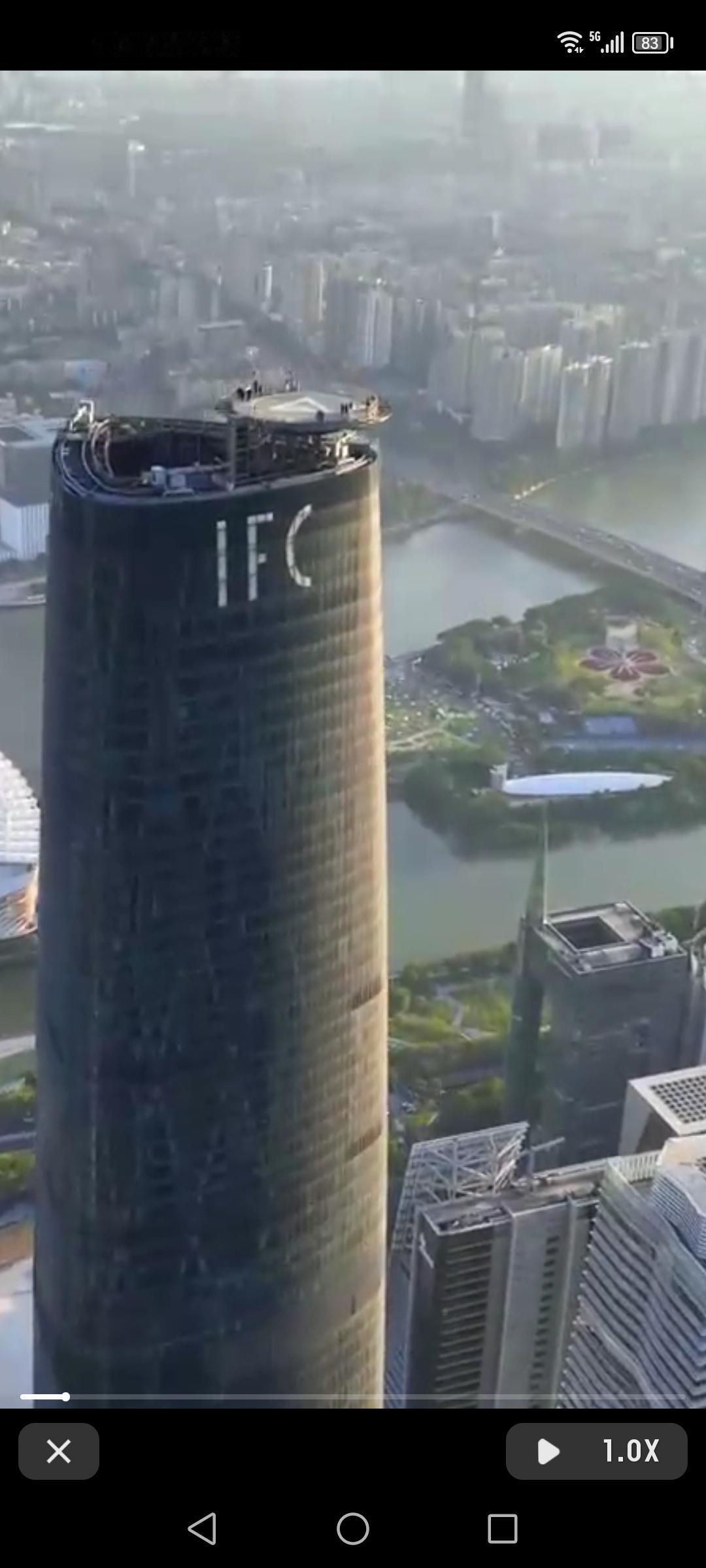 广州西塔，作为广州第二高建筑，那美景简直绝了。站在西塔高处，整个广州城的繁华尽收