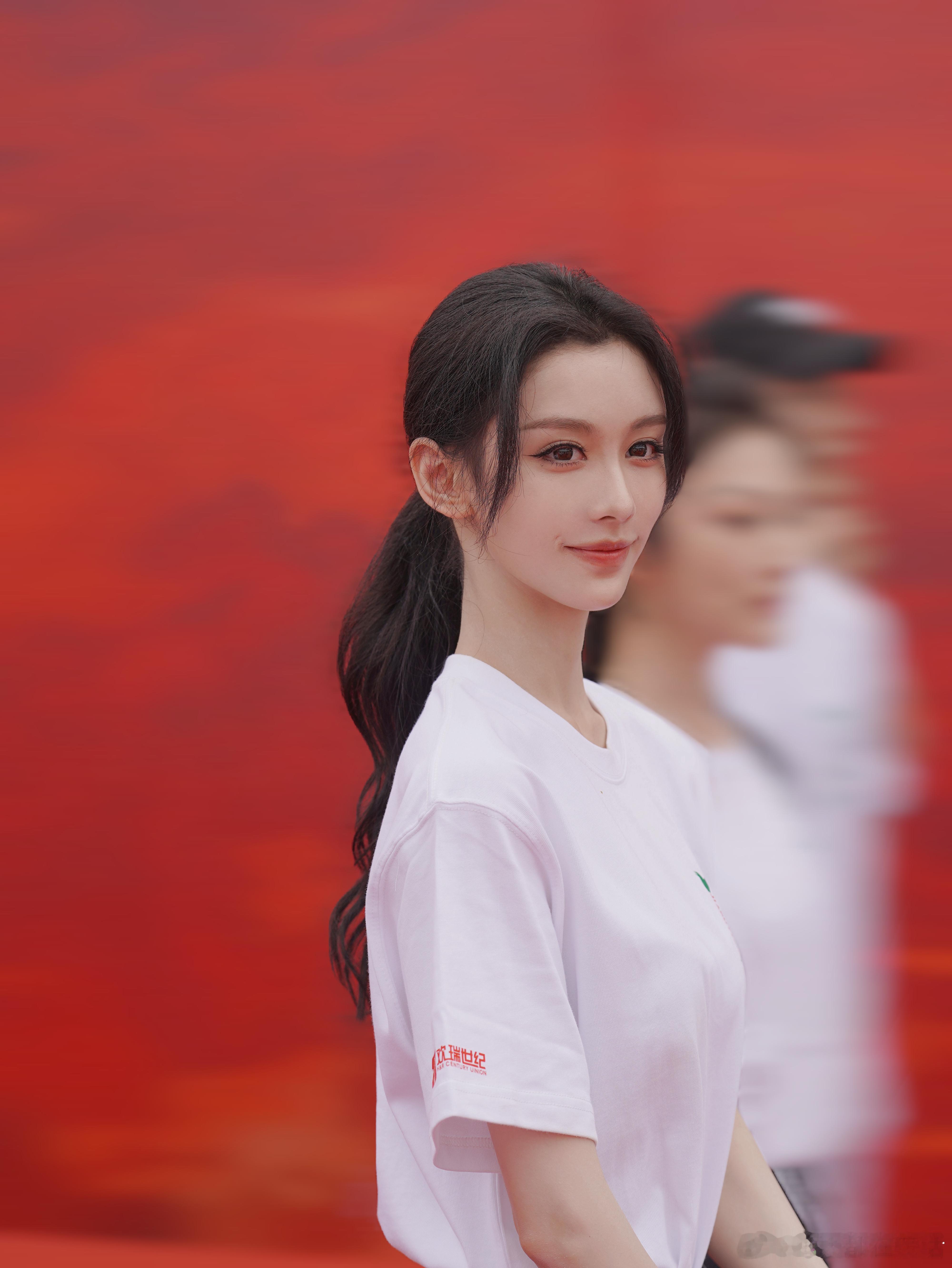 任嘉伦主演的佳偶天成开机路透，美女演员好多，第一眼就注意到了这个高高瘦瘦的美女，