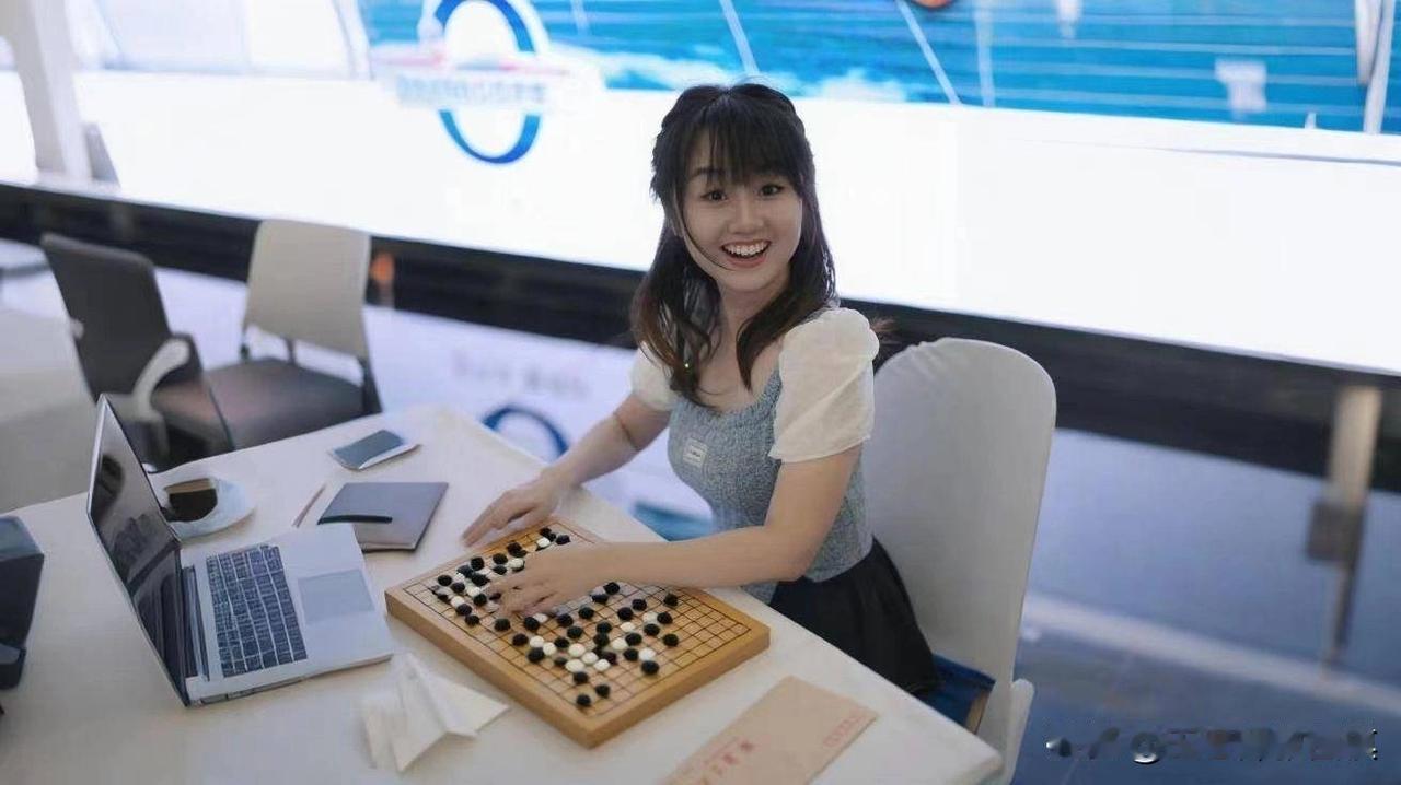 别再笑她"花钱找虐"了!战鹰的底牌，99%的人根本不知道。

她被调侃为"抽象棋