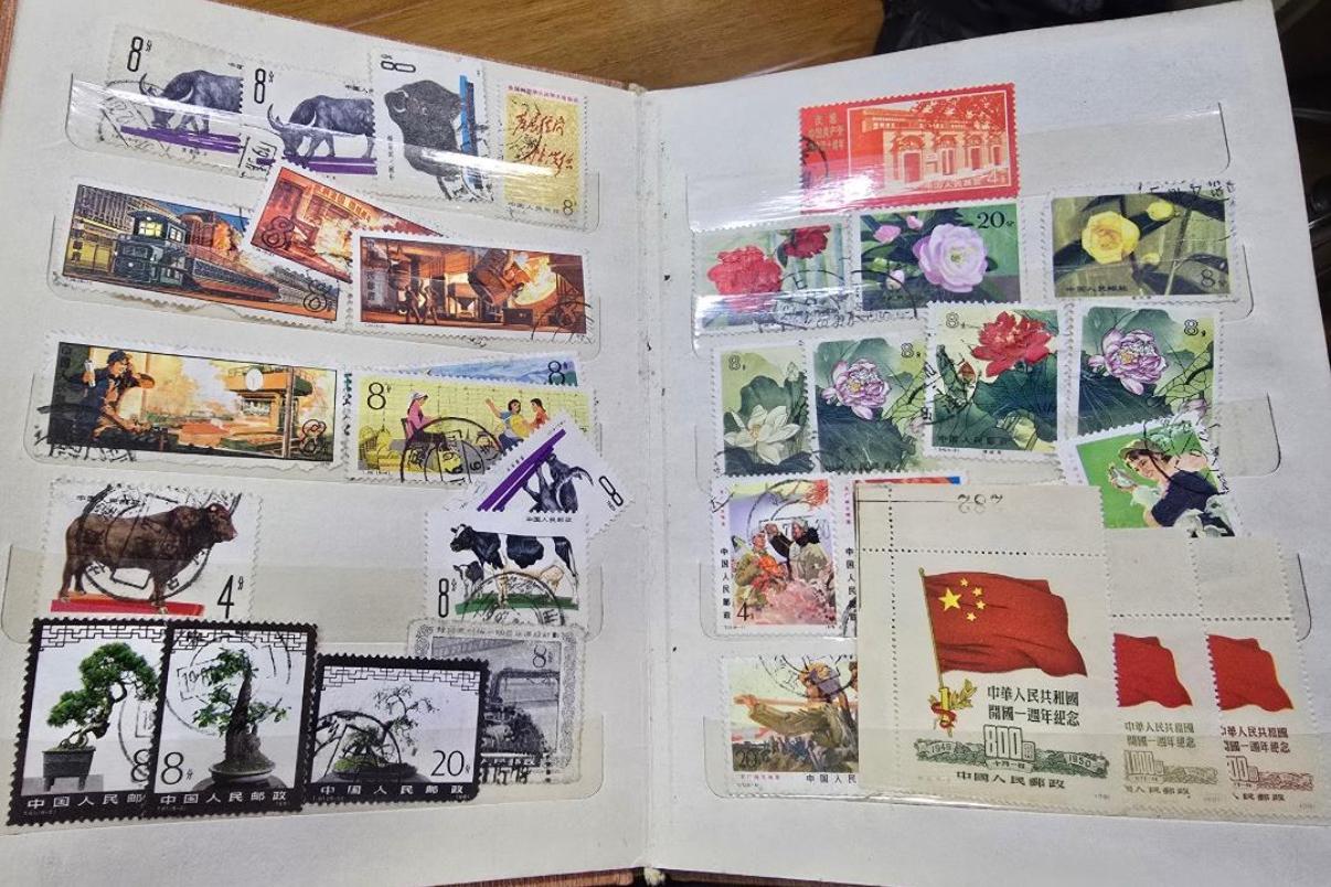 一本老邮册，邮商1000元收了，都想哭了。这本邮册是老爸，几十年的藏品，被老妈一