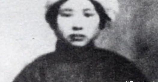 1934年，著名历史学家吴晗向瘫痪在床的袁震表白，袁震拒绝道：“我久病缠身，还不