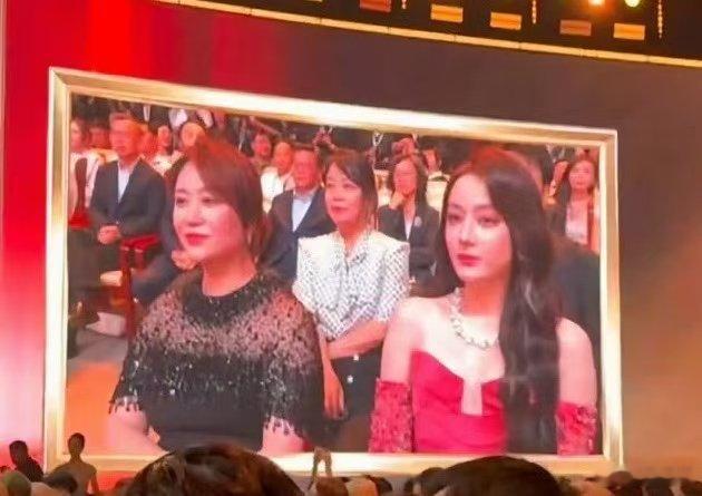 马丽迪丽热巴挨着坐迪丽热巴马丽挨着坐 两位女神！ 