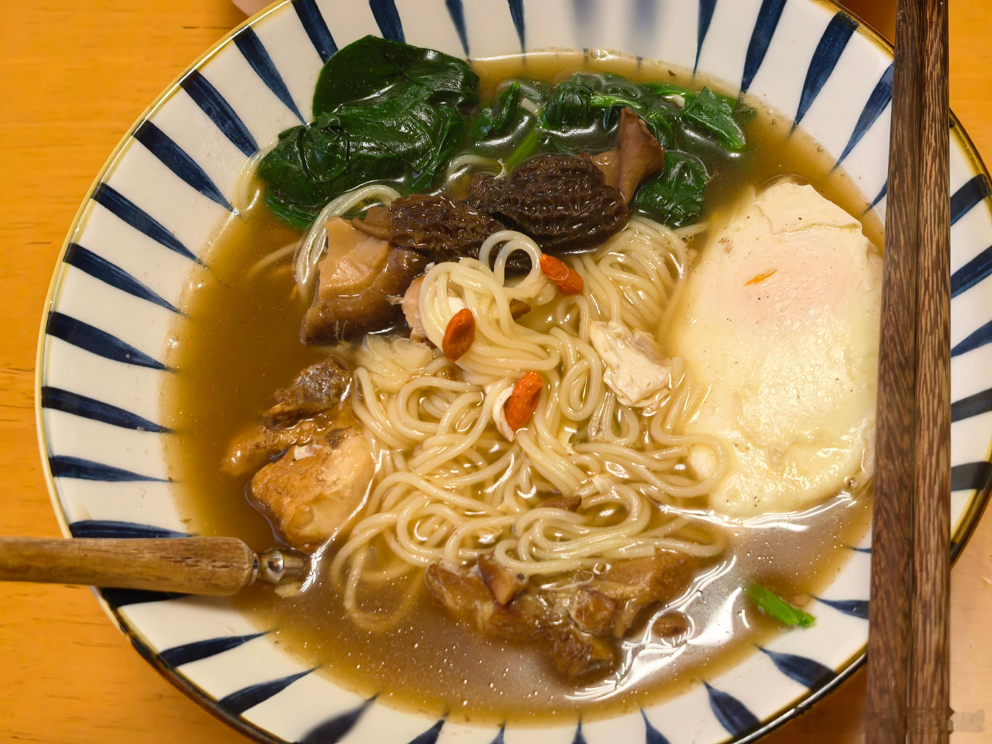 美食 早安，从一碗鲜掉眉毛的羊肚菌鸡汤面开始🍜炖了一个多小时的鸡汤，羊肚菌的香