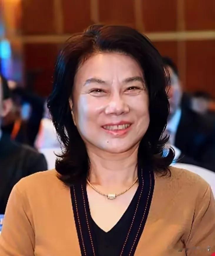 2004年，董明珠像发狂的母狮子大吼：“你们9亿就要把格力卖给老美，休想！”领导