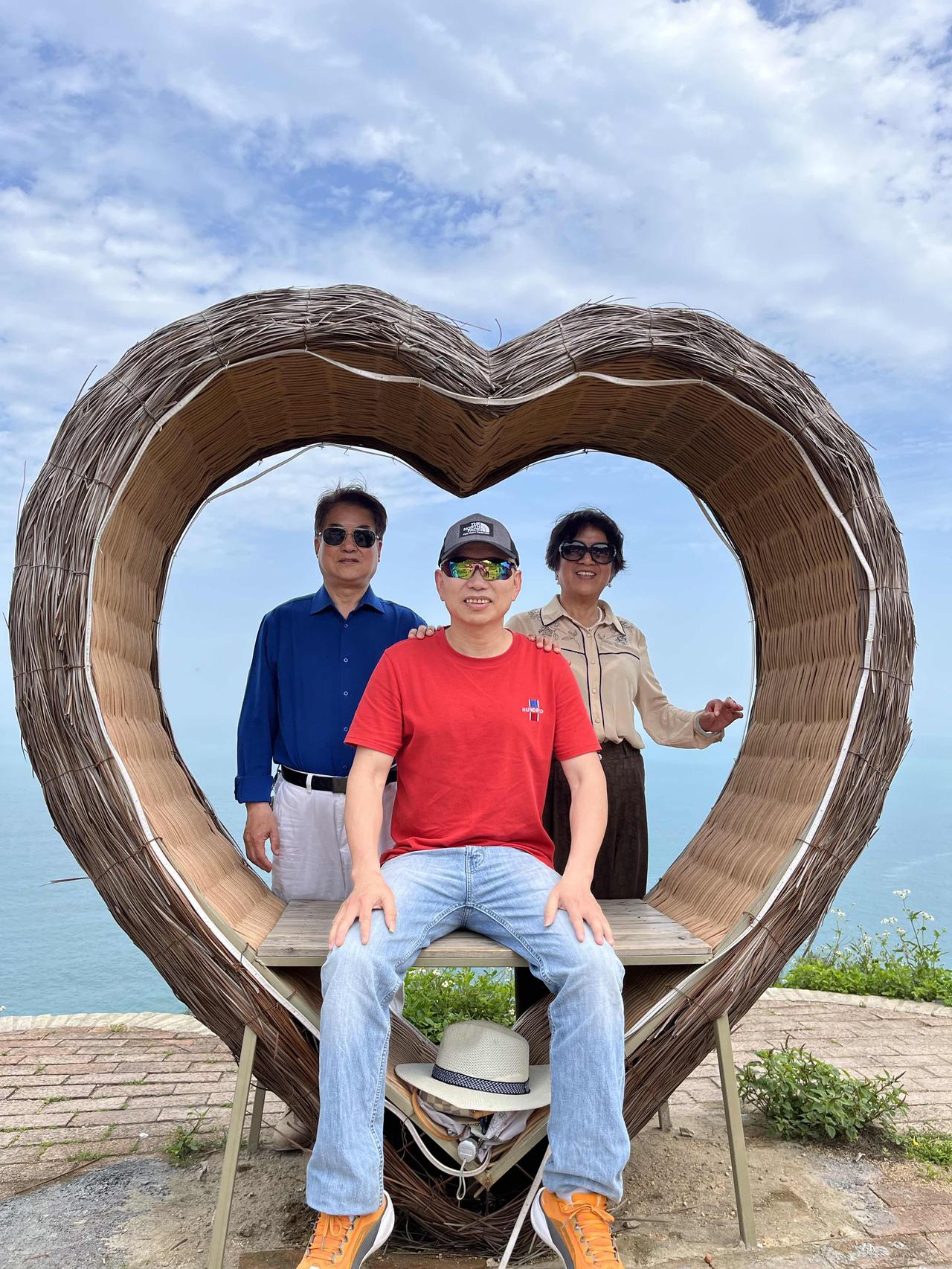 为什么银行股业绩增长处在历史最差，而股价一直上涨呢？

有股友问我这个问题，那就