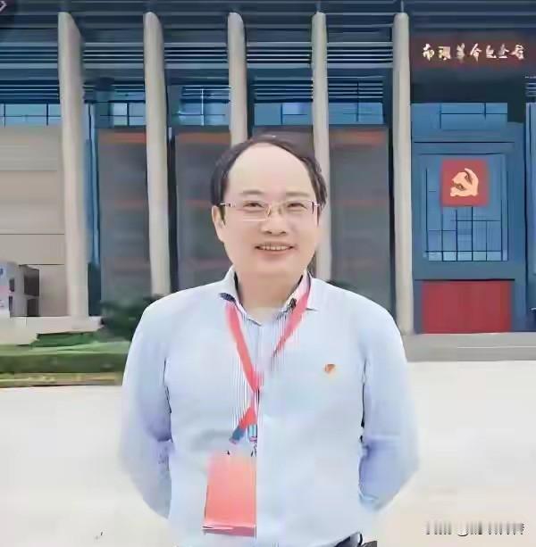 一个高中学历就敢冒充高校的博士生导师，这真天大的玩笑。
曾任江苏科技大学首席科学