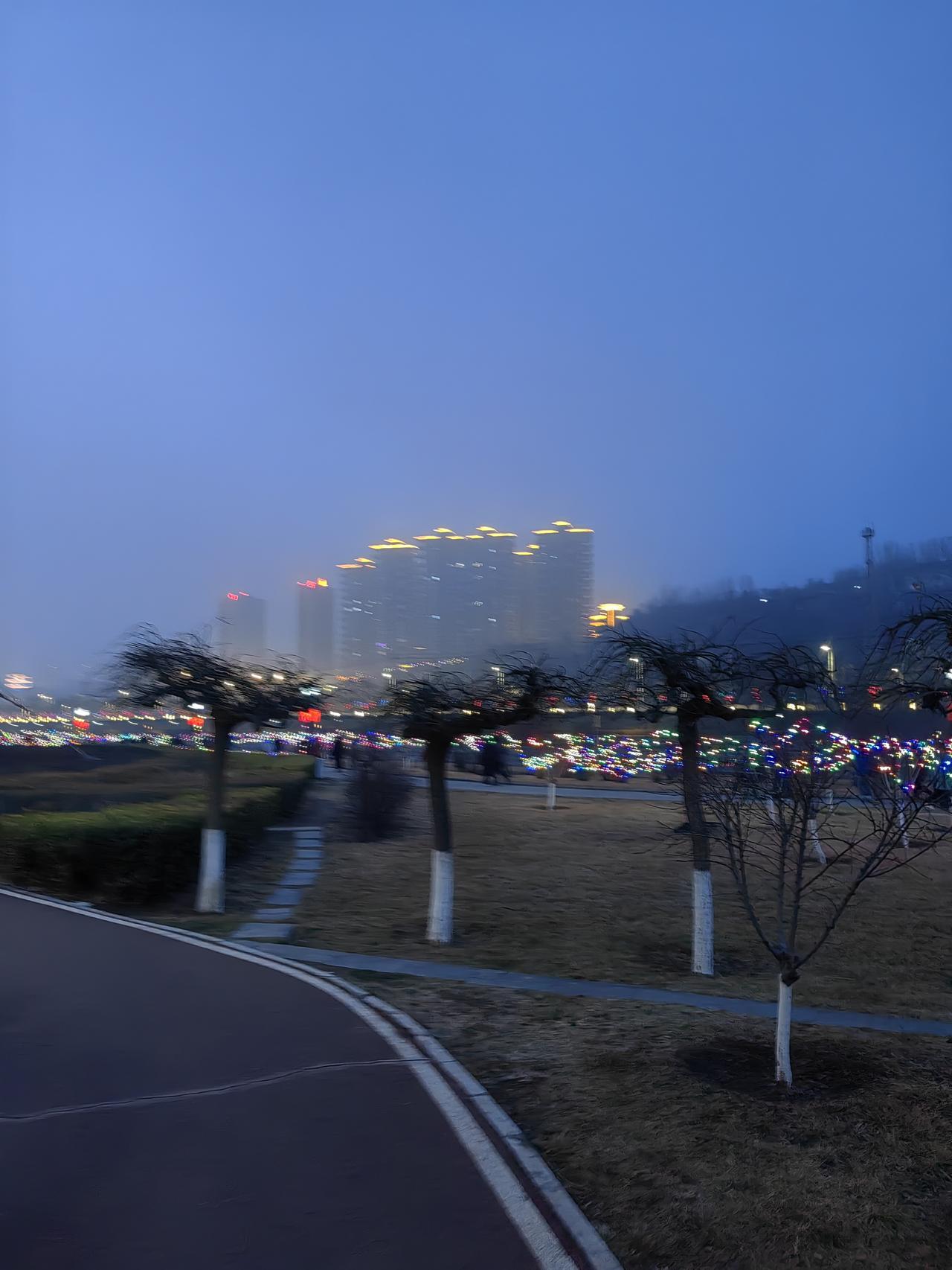 此文纯属虚构故事。伊朗人民向美国政要人物提出三个问题，他们能如实作答吗？此问题涉