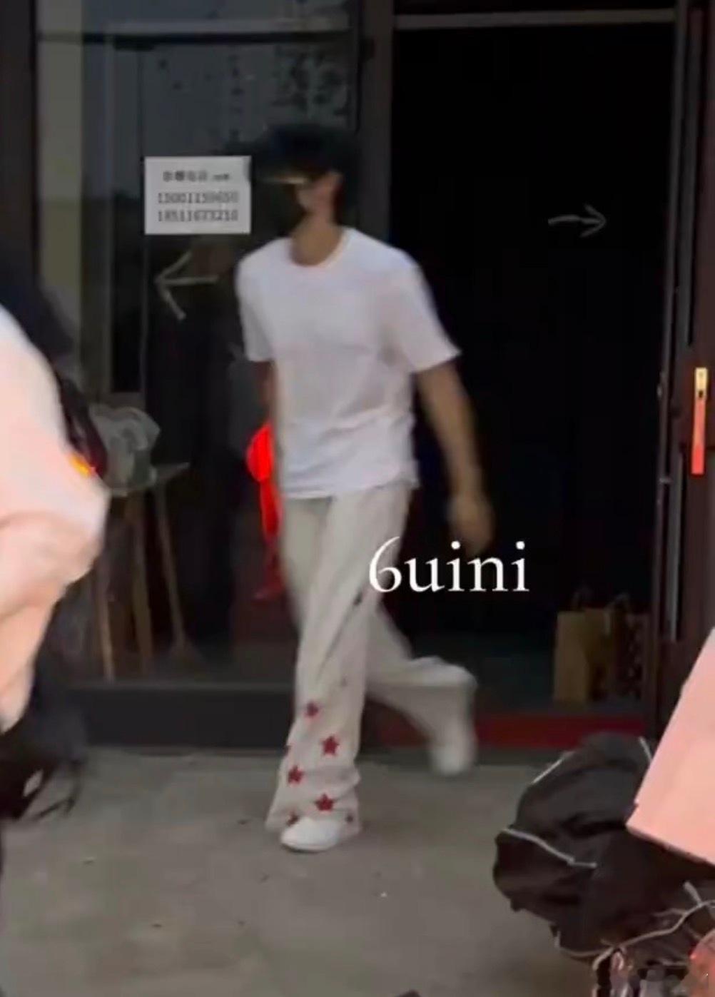 真料是朱志鑫休假期间认真收集星星元素中 ​​​