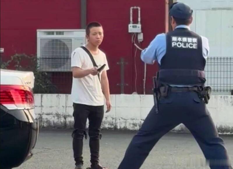 日本熊本发生便利店抢劫案！男子持刀拒捕，被警方开枪击伤海外新鲜事 日本熊本县近日