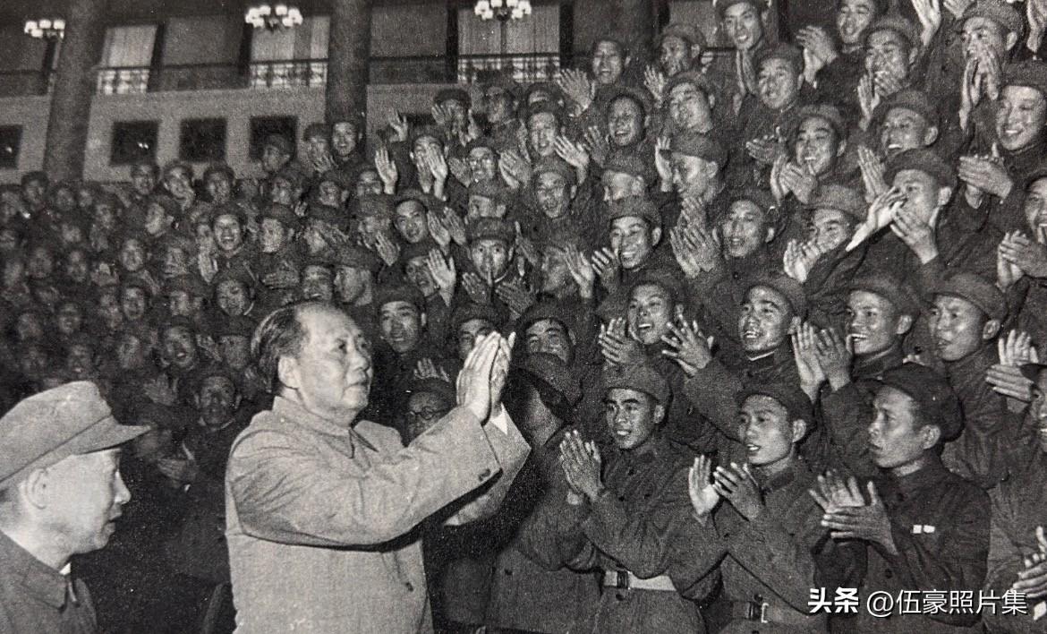 1965年10月10日，毛泽东接见参加国庆观礼的工业和农业劳动模范、中国人民解放