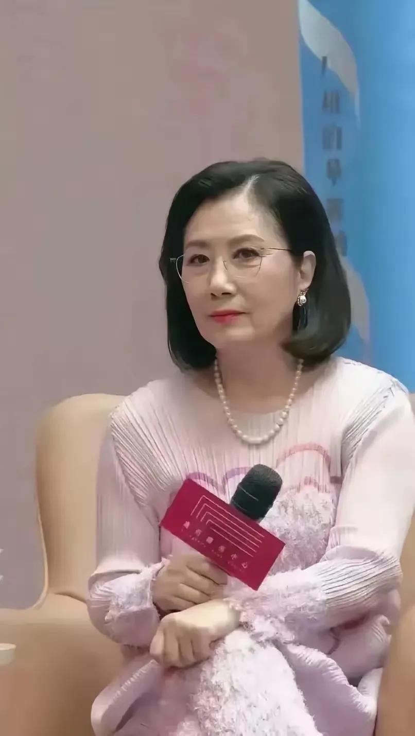 77岁只是她的年龄，代表不了她的外表。快八十岁了，用高龄来形容她很恰当吧？准确地