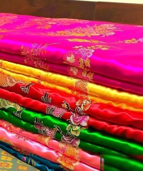 终于知道，为什么有人高价收缎面被面了。可能有朋友不知道，其实这波行情早就不是单纯