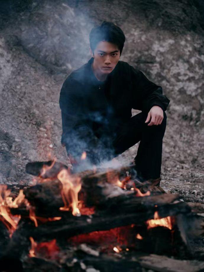 许凯是不是少打了个夯 许凯站在那儿就已经很“夯”了！又野又帅，光是看预告我已经开