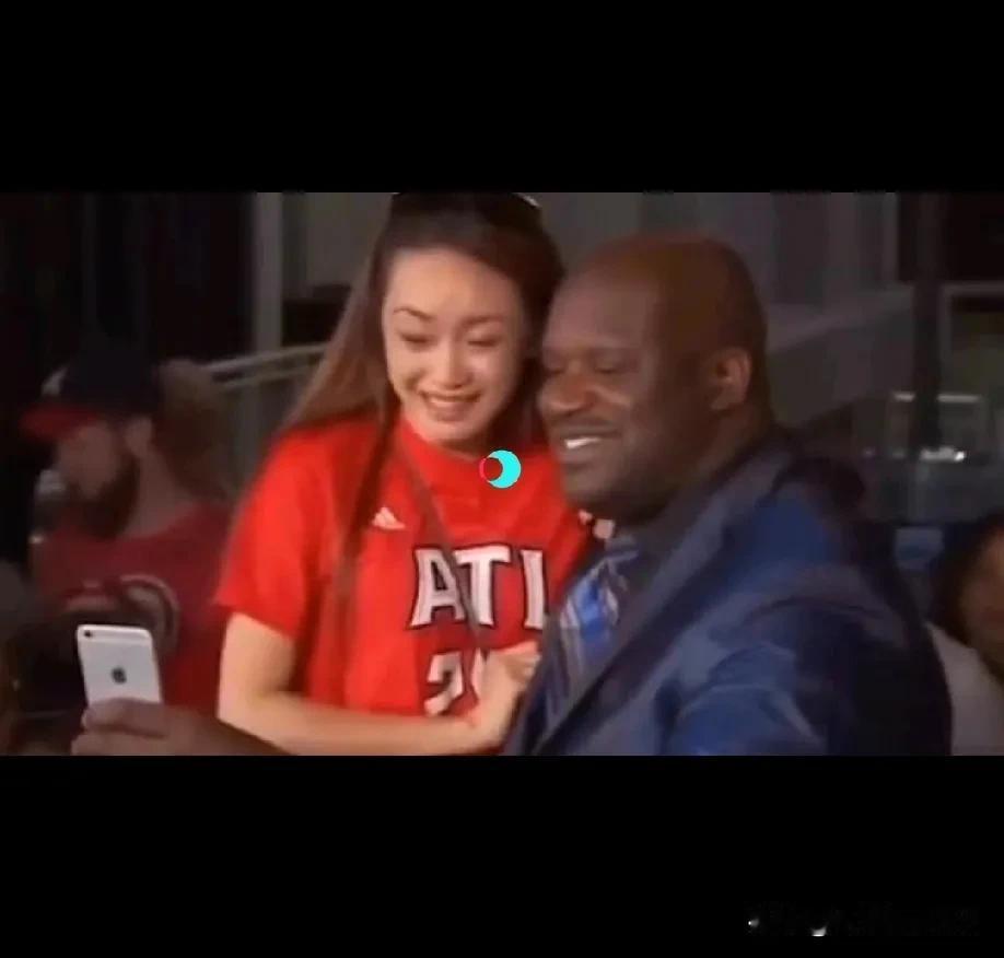 奥尼尔的首任妻子香妮，是位一米六的记者。采访时她和奥尼尔起了冲突，遭到对方推搡。