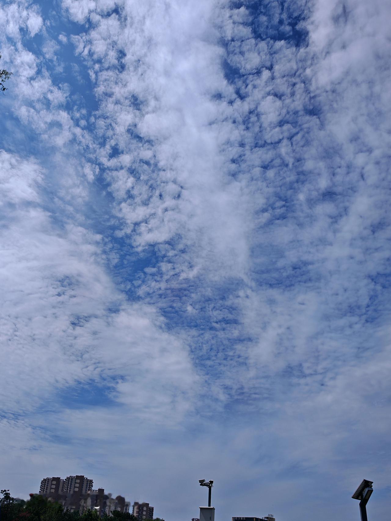天空飘着白云，阳光洒满大地。北京通州天空之城打卡