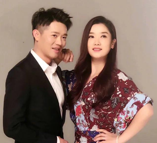 一次，沈凌问玲花：“你和曾毅在一起那么久，就没擦出点火花？”玲花撇撇嘴：“他太女