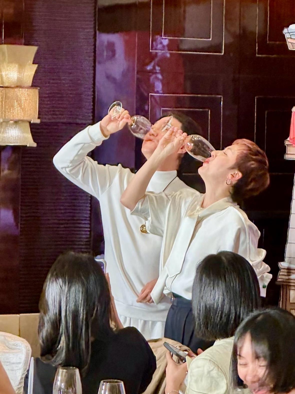 张凌赫田曦薇经纪人敬酒终于！还是被大家等到了，逐玉庆功宴田曦薇和张凌赫的经纪人敬