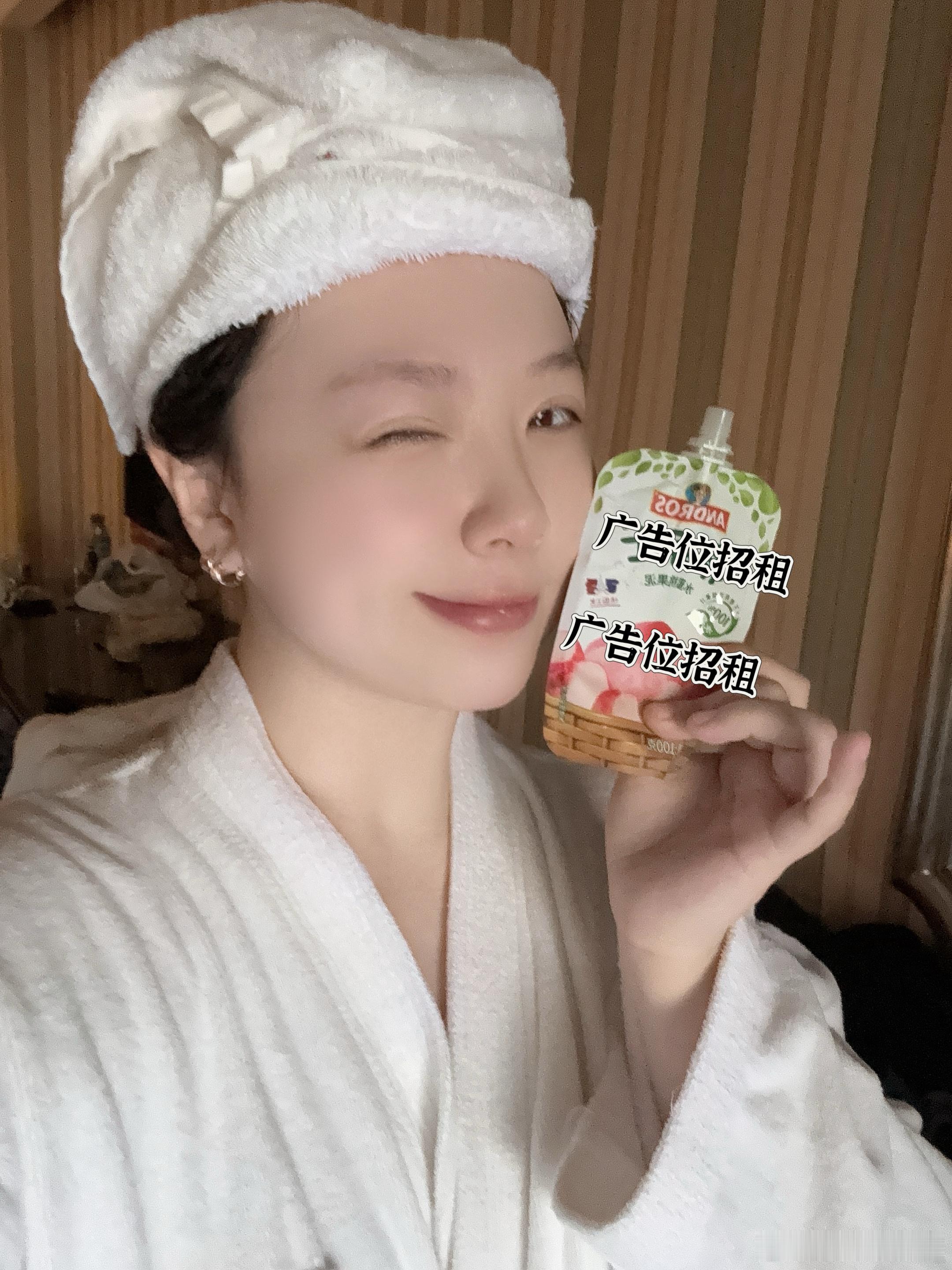 你说（嘬嘬嘬）小孩儿这（嘬嘬嘬）水果果泥（嘬嘬嘬）是谁琢磨的捏（嘬嘬嘬）真好喝～