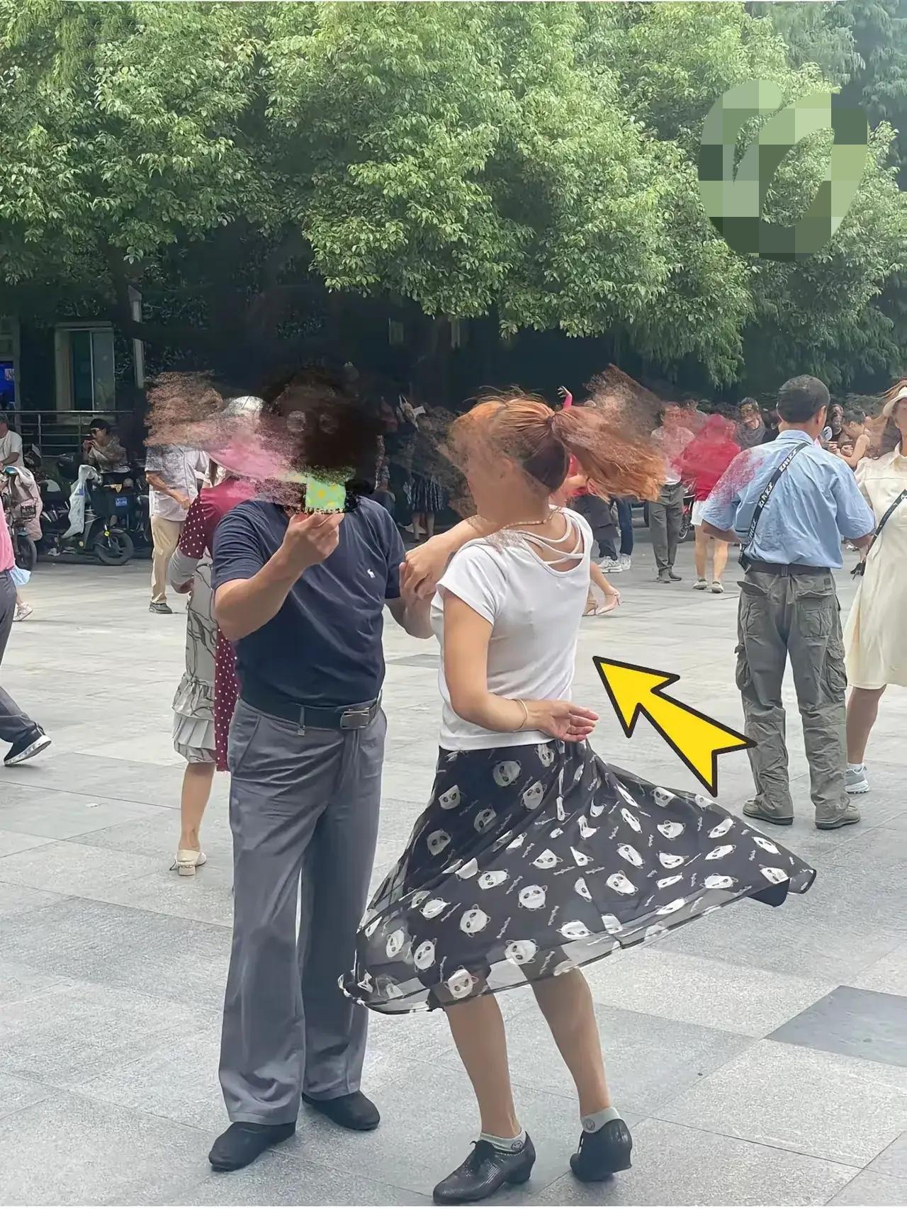公园里现在都出新鲜事了——居然有大妈