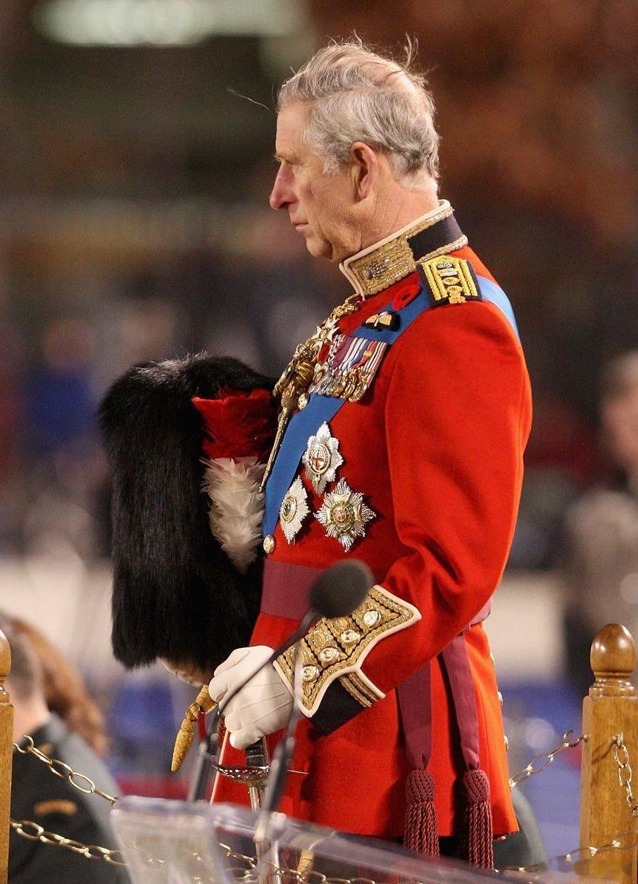 英国王室 🇬🇧5月27日，加拿大国王查尔斯三世穿着加拿大皇家军团的制服🇨?