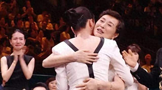 金鹰奖花絮出圈，宋佳邀约聚餐遭于和伟回绝，真相太接地气