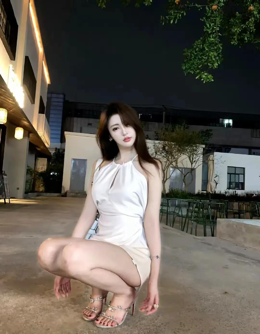 谈及好身材的典范，唐馨恬无疑是众人瞩目的焦点。她以优雅的身姿，诠释了何为力与美的